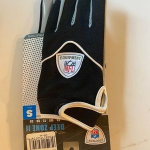 Boys’ new with packaging football gloves size small.